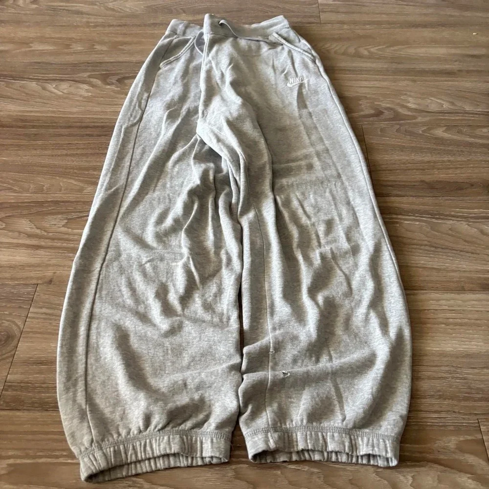 Vintage Y2K/2000s Light Grey Nike Streetwear Essential Sweatpants! Size M
